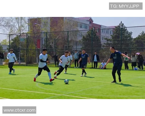 快乐踢足球的男孩卡通形象展现青春活力与运动激情